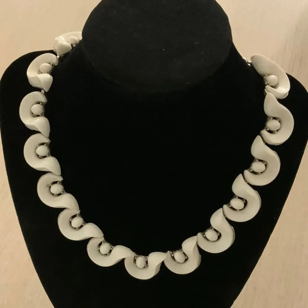 Vintage Crown Trifari Necklace - Picture 4 of 6